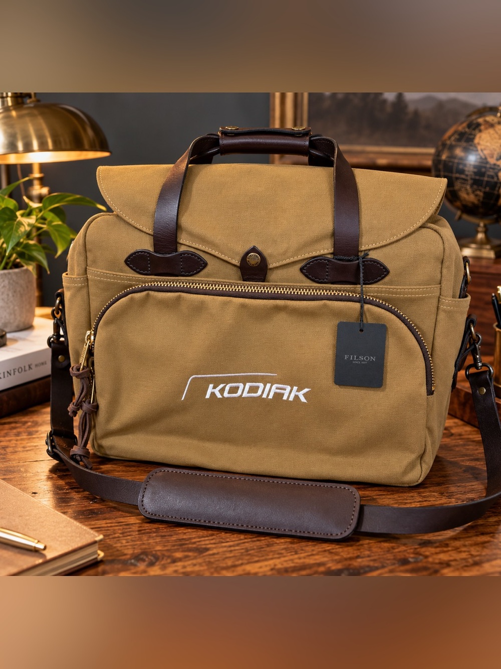 Filson Kodiak Padded Computer Laptop Bag Tan Leather Trim Messenger Bag
